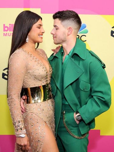 LOS ANGELES, CALIFORNIA - Priyanka Chopra dan Nick Jonas di Billboard Music Awards 2021
