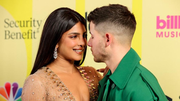 Priyanka Chopra dan Nick Jonas di Billboard Music Awards LOS ANGELES, CALIFORNIA - Priyanka Chopra dan Nick Jonas di Billboard Music Awards 2021