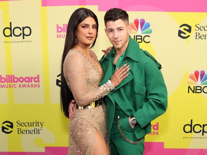 Priyanka Chopra dan Nick Jonas di Billboard Music Awards LOS ANGELES, CALIFORNIA - Priyanka Chopra dan Nick Jonas di Billboard Music Awards 2021