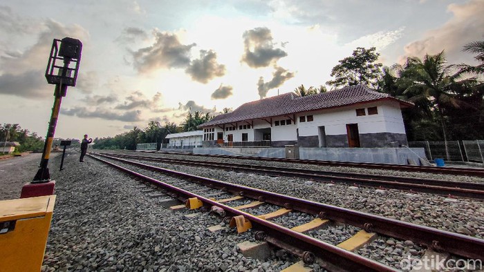 Progres pembangunan jalur kereta api (KA) menuju Bandara Internasional Yogyakarta atau Yogyakarta Internasional Airport (YIA) di Kulon Progo, Daerah Istimewa Yogyakarta (DIY) telah mencapai 90 persen. Uji coba rel tersebut ditargetkan berlangsung pada Juli 2021 mendatang.