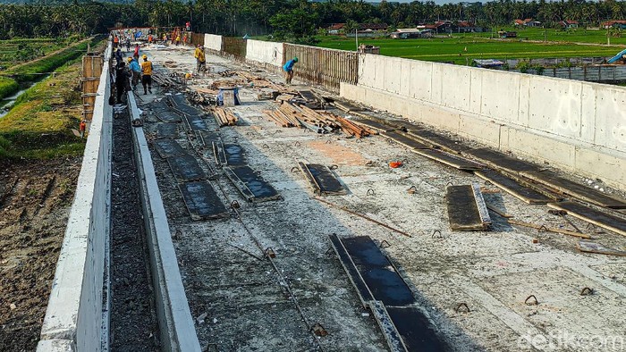 Progres pembangunan jalur kereta api (KA) menuju Bandara Internasional Yogyakarta atau Yogyakarta Internasional Airport (YIA) di Kulon Progo, Daerah Istimewa Yogyakarta (DIY) telah mencapai 90 persen. Uji coba rel tersebut ditargetkan berlangsung pada Juli 2021 mendatang.