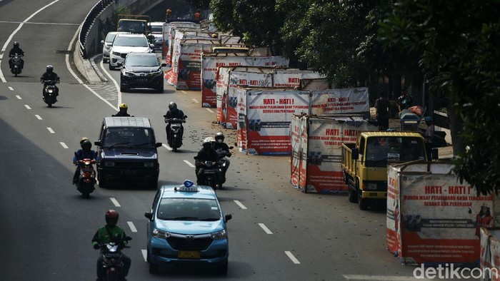 Proyek gali lubang tutup lubang sepertinya tak pernah henti dan sering rutin dilakukan. Seperti terlihat di Jalan Kapten Tendean, Jakarta, Senn (24/052021), belum lama digali, jalan dikawaan itu kembali berlangsung penggalian untuk pemasangan jaringan kabel utilitas.