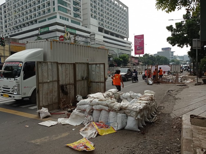 Proyek galian di Jl Mampang Prapatan, Jaksel, 24 Mei 2021, sore. (Sachril Agustin Berutu/detikcom)