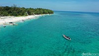 Dengan menggunakan kapal cepat, traveler bisa bersantai di dalam kapal. Selama perjalanan, traveler bisa menikmati kapal nelayan dan pulau lain, seperti Pulau Samalona, Pulau Kodingaren Keke, dan Pulau Barrang Lompo. 