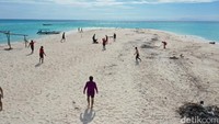Pulau Lanjukang berjarak kurang lebih 40 kilometer dari Kota Makassar. Jumlah penduduk yang mendiami Pulau Lanjukang sekitar 15 kepala keluarga. Mayoritas mereka berprofesi sebagai nelayan.