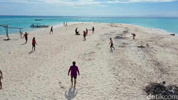 Pulau Lanjukang berjarak kurang lebih 40 kilometer dari Kota Makassar. Jumlah penduduk yang mendiami Pulau Lanjukang sekitar 15 kepala keluarga. Mayoritas mereka berprofesi sebagai nelayan. Pulau Lanjukang berjarak kurang lebih 40 kilometer dari Kota Makassar. Jumlah penduduk yang mendiami Pulau Lanjukang sekitar 15 kepala keluarga. Mayoritas mereka berprofesi sebagai nelayan.
