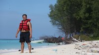 Di sini, traveler bisa bermain jetsky atau snorkeling. Di tempat ini juga terdapat ujung pulau yang lapang dengan pasir putih yang cocok digunakan sebagai tempat bermain bola pasir. Tertarik ke sini, traveler?