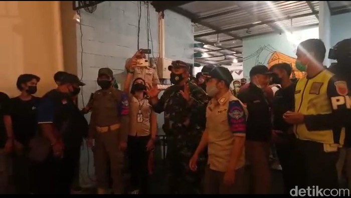 Razia tempat hiburan malam di Makassar (Ibnu Munsir/detikcom).