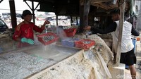 Dari dana PEN 2021 tersebut alokasi untuk sektor kesehatan realisasinya sebesar Rp 24,9 triliun atau 14,2% dari pagu Rp 175,22 triliun. Lalu perlindungan sosial dengan realisasi Rp 56,79 triliun atau 37,8% dari pagu Rp 150,28 triliun.