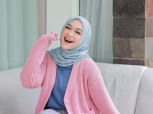 Top! Ria Ricis Kasih THR Umrah ke Guide Pribadinya