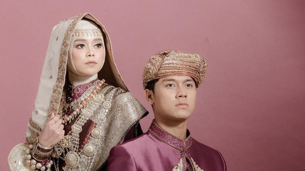 Pemotretan pre-wedding Rizky Billar dan Lesti Kejora mengenakan baju adat pengantin Minangkabau.