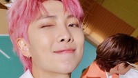 Solo mixtape pertama RM dirilis tahun 2015 dilanjutkan dengan mixtape berjudul Mono dirilis 2018. Mixtape kedua ini meroket di Billboard 200 chart dan jadi album solo penyanyi Korea dengan rekor tertinggi di chart tersebut. (Foto: dok. Twitter @bts_twt)
