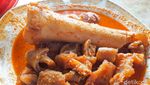 Lamak Bana! Makan Nasi Padang Pakai Asam Padeh Tunjang dan Sop Daging