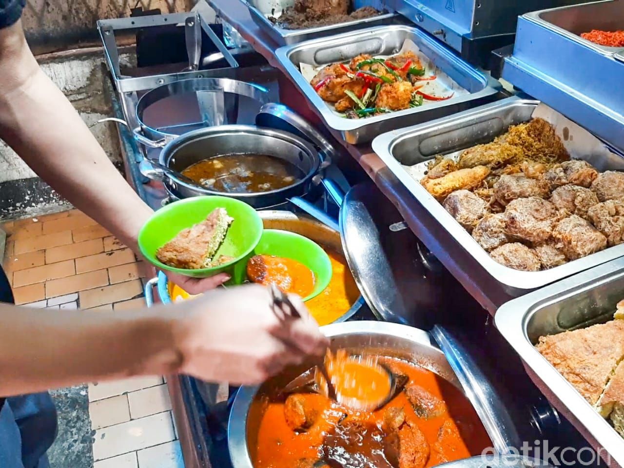 RM Dibao Untuang, ada asam padeh tunjang dan sop daging yang nikmat rasanya.