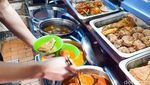 Lamak Bana! Makan Nasi Padang Pakai Asam Padeh Tunjang dan Sop Daging