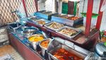 Lamak Bana! Makan Nasi Padang Pakai Asam Padeh Tunjang dan Sop Daging