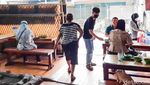 Lamak Bana! Makan Nasi Padang Pakai Asam Padeh Tunjang dan Sop Daging