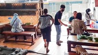 Tempat makannya sangat sederhana, tapi rasanya bisa diadu dengan restoran Padang yang mewah. Foto: detikFood/Yenny Mustika Sari