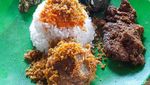 Lamak Bana! Makan Nasi Padang Pakai Asam Padeh Tunjang dan Sop Daging