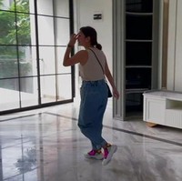 Rumah baru Syahnaz hadir dalam desain klasik-modern yang stylish. Rasa tersebut hadir lewat material-material seperti lantai marmer putih di ruangan ini yang nantinya akan ditempatkan TV dan piano. (Foto: YouTube/NizNaz Channel)