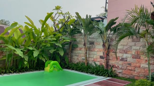 Di rumah Syahnaz juga terdapat kolam renang dengan sisi lantai panel kayu dan deretan tumbuhan tropis yang terasa seperti villa di Bali. (Foto: YouTube/NizNaz Channel)