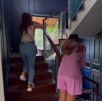 Dinding tangga memiliki daya tarik tersendiri lewat panel berwarna biru nan atraktif.  (Foto: YouTube/NizNaz Channel)