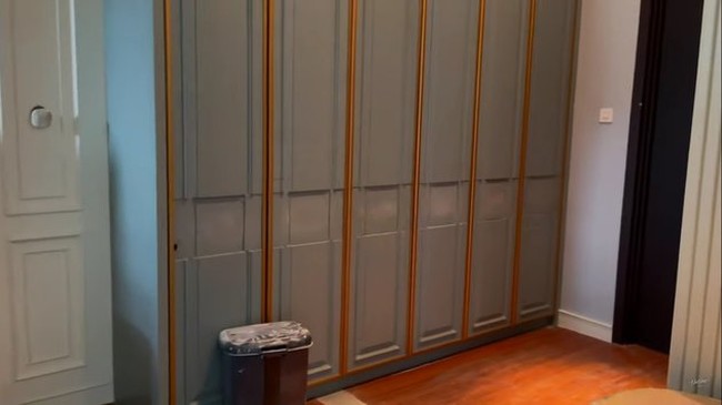 Lemari pakaian dibuat dengan gaya kombinasi warna yang menarik sehingga ikut menyempurnakan interior rumah secara keseluruhan. (Foto: YouTube/NizNaz Channel)
