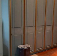 Lemari pakaian dibuat dengan gaya kombinasi warna yang menarik sehingga ikut menyempurnakan interior rumah secara keseluruhan. (Foto: YouTube/NizNaz Channel)