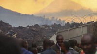 Pemerintah Rwanda mengulurkan bantuan kepada warga Kota Goma yang mengungsi ke negaranya dengan menampung mereka di sekolah dan tempat ibadah. (AP Photo/Justin Kabumba)  