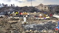 Lava cair mengalir ke kawasan permukiman dan menghancurkan rumah-rumah penduduk. (AP Photo/Clarice Butsapu)  