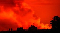 Letusan gunung berapi tersebut telah mengubah langit malam menjadi merah menyala. (AP Photo/Justin Kabumba)  