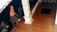 Dilihat detikcom, Senin (24/5/2021), dalam video berdurasi 32 detik itu terlihat seseorang berjalan tanpa memakai baju dan celana masuk ke teras rumah salah satu warga.  (Foto: dok. istimewa)