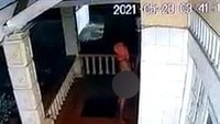 Pria yang dinarasikan sebagai kolor ijo itu terlihat berupaya masuk ke rumah tersebut. Pria itu tampak berupaya membuka jendela. Namun karena tidak bisa berhasil, pria itu terlihat kabur ke belakang rumah. (Foto: dok. Istimewa)