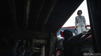 Aktivitas disini pun masih didominasi oleh pekerja manusia, hal itu juga yang menjadi daya tarik dari pelabuhan ini.