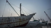 Kapal-kapal yang sandar di Pelabuhan Sunda Kelapa adalah Pinisi Lambo. Ciri khas kapal pinisi adalah bagian depan dan belakangnya sama. Penggunaan rancangan lambo guna bisa menempelkan mesin motor untuk menggerakkan kapal.
