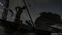 Pekerja beraktivitas di Pelabuhan Sunda Kelapa, Jakarta, Senin (24/5/2021).