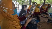 Sejumlah warga penggiat Bank Sampah Pulau Harapan mengolah kerajinan eco brick dari limbah sampah kemasan plastik dan botol plastik di Pulau Harapan, Kabupaten Kepulauan Seribu, DKI Jakarta, Sabtu (22/5/2021).   