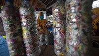 Kegiatan tersebut bertujuan untuk mengurangi volume sampah plastik di pulau itu sekaligus upaya untuk pelestarian lingkungan dan peningkatan ekonomi masyarakat.  