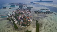 Foto udara Pulau Harapan yang di beberapa titiknya terdapat hutan bakau yang belum lama mulai dirintis warga bersama pemerintah dan sejumlah lembaga di Kabupaten Kepulauan Seribu, DKI Jakarta, Sabtu (22/5/2021).  