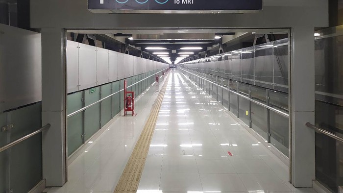 Suasana jembatan layang Stasiun MRT ASEAN yang masih sepi.