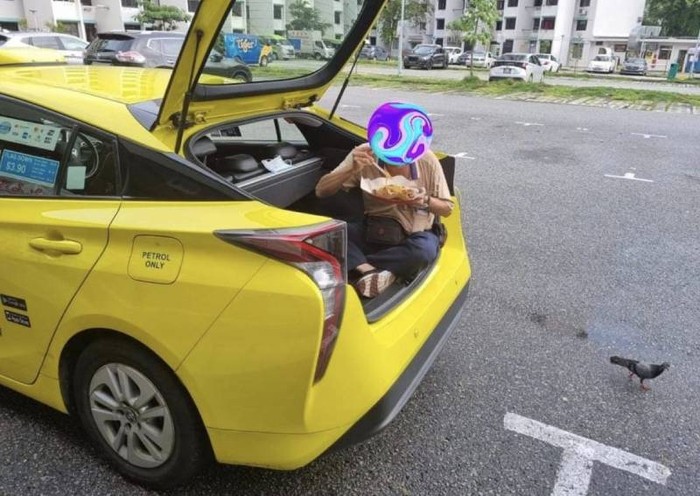 Supir Taksi Makan di Bagasi Mobil demi Jaga Jarak saat Pandemi
