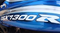 Bahkan mendapat stiker GSX 1300 R. Perbedaan lain baru terasa saat mendengar raungan dari Hayabusa GSX 1300 replika tersebut. Sebab, modifikasinya tetap menggunakan mesin Pulsar 220.  Tentu saja Suzuki Hayabusa yang asli menggendong mesin empat silinder, DOHC, liquid cooled, berkapasitas 1.340 cc dengan transmisi enam percepatan. Ketika mesin dinyalakan, karakter mesin motor empat silinder terdengar sangat merdu itu pun hilang. Foto: Rideapart