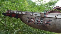 Pada lambung, haluan dan buritan dihiasi dengan paduan lukisan dan ukiran serta lukisan berwarna putih, hitam, merah berbahan pewarna alami. Diketahui, perahu-perahu ini dapat mencapai kecepatan tinggi jika melaju di depan angin. (Hari Suroto/Istimewa)