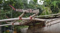 Semua perahu laki-laki memiliki sebuah cadik di sisi kanan dan sebuah tiang dengan layar berbentuk segi empat dari daun pandan. Papan-papan ditambahkan pada kedua sisi perahu untuk menambah tinggi perahu itu dari atas permukaan air. (Hari Suroto/Istimewa)