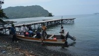 Saat ini perahu tradisional Teluk Tanah Merah tergerus oleh perahu modern berbahan fiber dengan motor mesin yang dinilai lebih praktis dan mampu bertahan lama. Cukup disayangkan, padahal perahu tradisional itu begitu unik dan sarat akan nilai budaya Papua. (Hari Suroto/Istimewa)