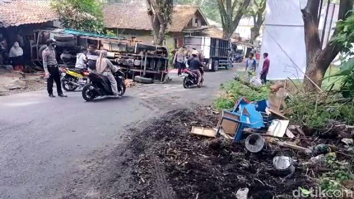 Truk bermuatan pasir tiba-tiba mundur dan menghantam mobil dan motor di Jalab Alternatif Nagrak, Kecamatan Nagrak, Kabupaten Sukabumi. Tidak ada korban jiwa akibat kejadian tersebut.