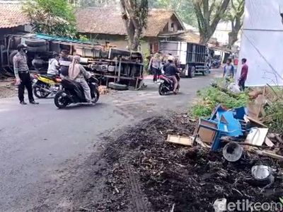 Truk Mundur Hantam Mobil dan Motor di Nagrak Sukabumi