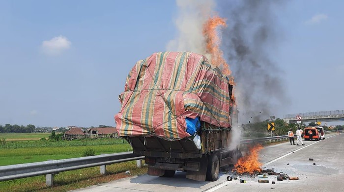 truk terbakar di tol joma