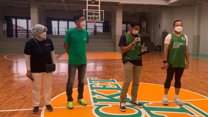 Upaya Mendukung Perpaduan Olahraga dan Ekonomi Kreatif Dalam mendukung olahraga basket dan ekonomi kreatif, The Bucketlist Indonesia menghadirkan galeri basket pertama di Indonesia.