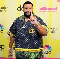 5. DJ KhaledDJ Khaled yang banyak berkolaborasi dengan musisi terkenal adalah orang Amerika keturunan Palestina. Ia juga mengaku beragama Islam. Baru-baru ini ia menyuarakan dukungannya pada Palestina meski dikritik sejumlah fans. Menjelang hari Lebaran, ia mengunggah foto orang-orang di Palestina yang sedang shalat dan menulis, Mengirim cinta da cahaya dan doa untuk saudara dan saudari Palestinaku dan semua orang di dunia. Aku berdoa untuk kedamaian dan cinta untuk dunia, kedamaian dan cinta untuk semua orang, tulisnya. Foto: Getty Images via AFP/RICH FURY